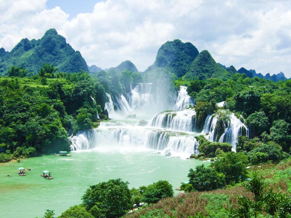 14 Amazing Waterfalls Around The World You Have To Travel To See! (5)