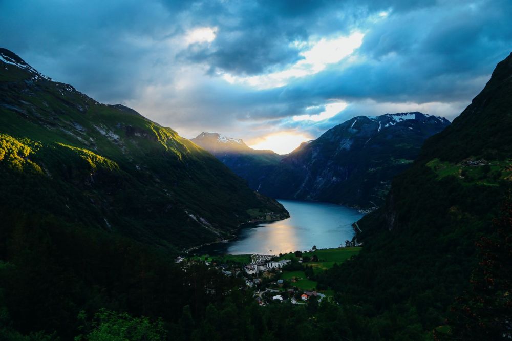 Exploring Storseterfossen Waterfall - A Waterfall In Norway You Can Walk Behind! (31)